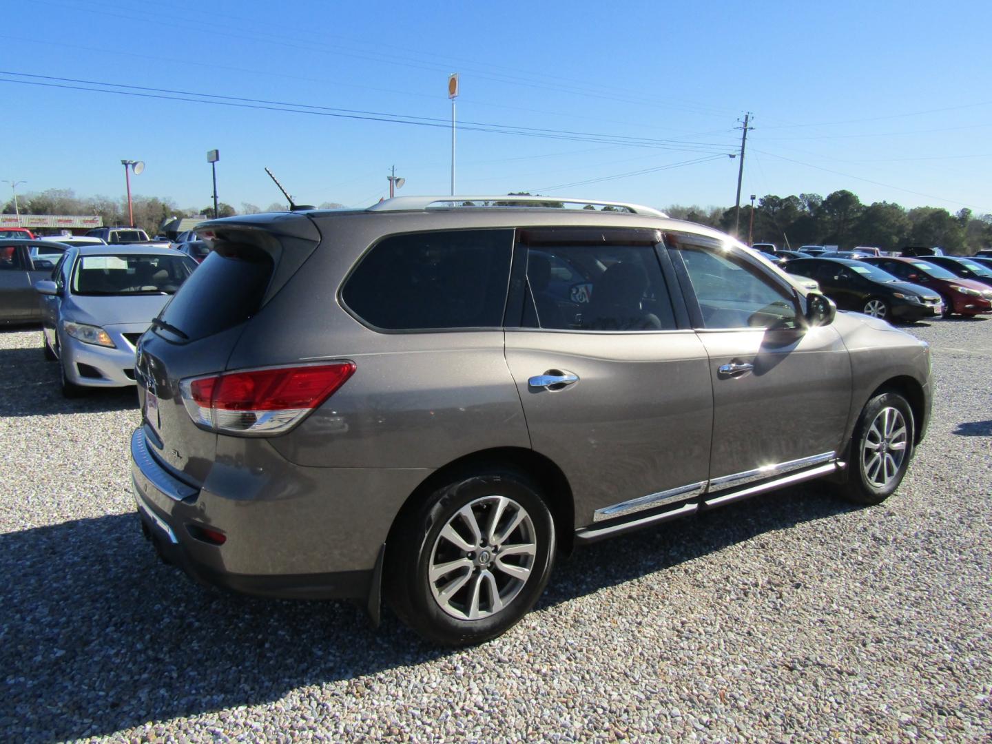 2014 Brown /Tan Nissan Pathfinder (5N1AR2MNXEC) , Automatic transmission, located at 15016 S Hwy 231, Midland City, AL, 36350, (334) 983-3001, 31.306210, -85.495277 - Photo#7